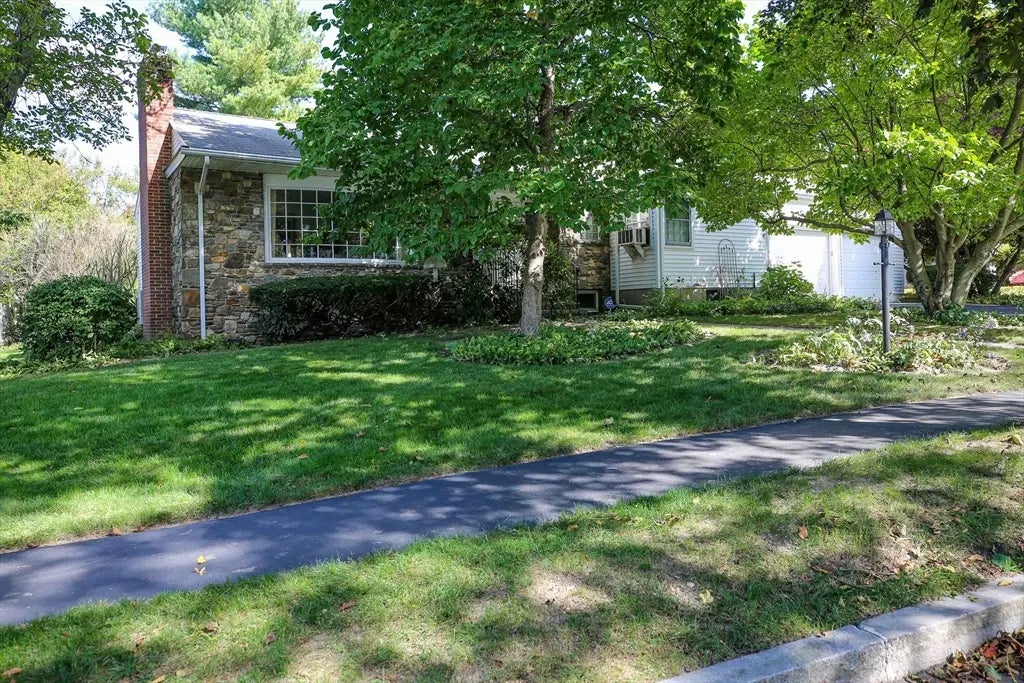 42 Ellis Dr, Worcester