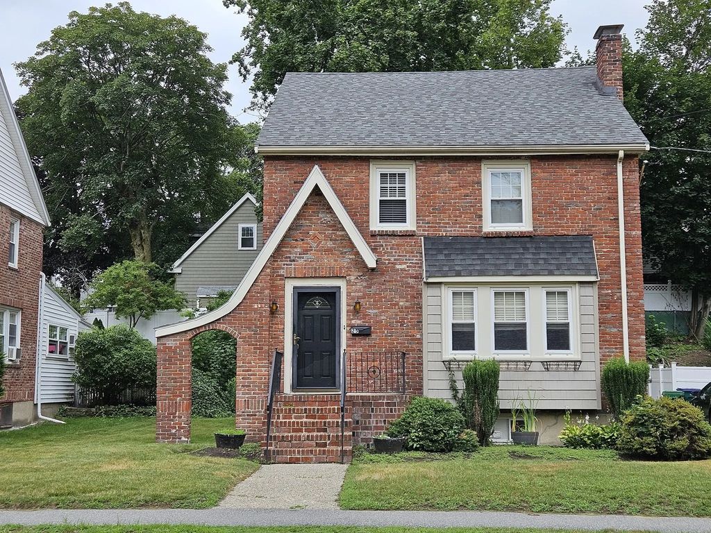 25 Essex St, Medford
