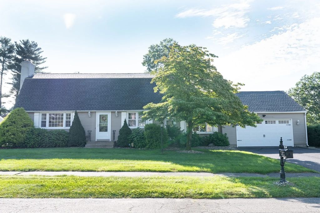 67 Kittredge Dr, Westfield