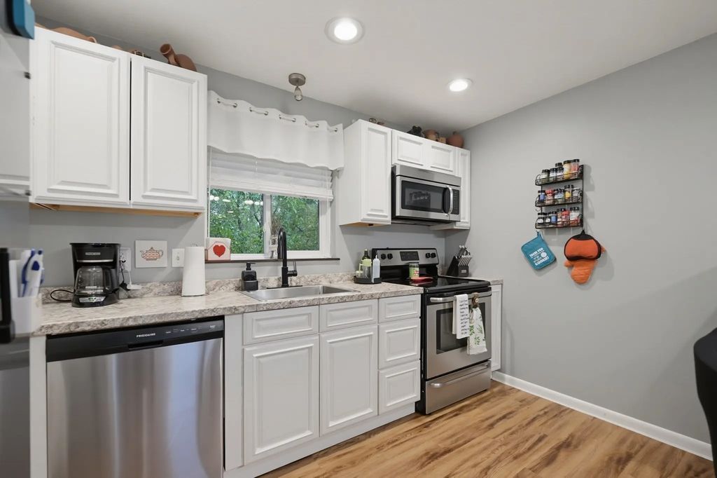 5455 N Main St #6f, Fall River