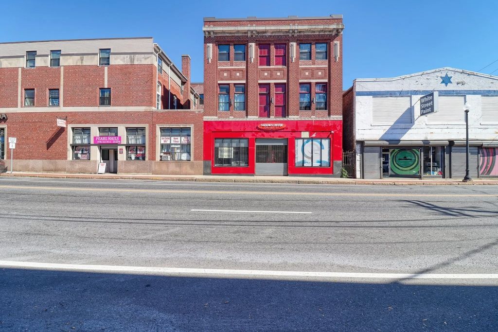 582 Essex Street #6 R, Lawrence