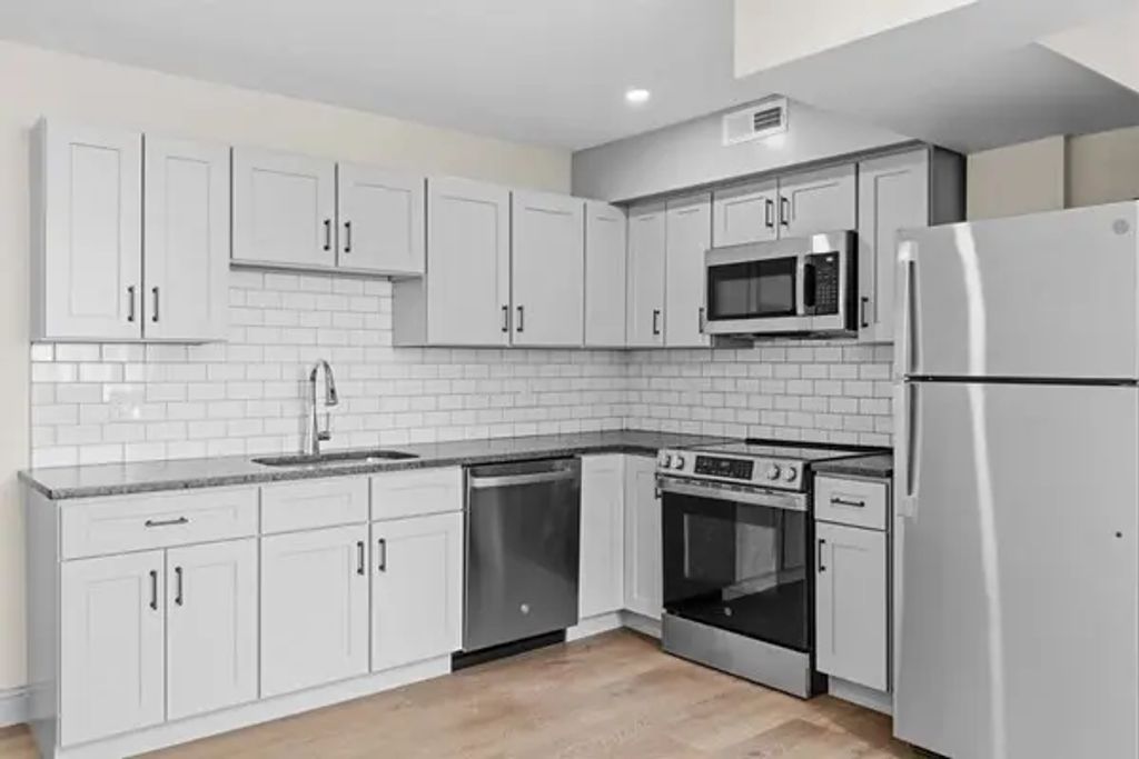 160 Seabury St #42, Fall River