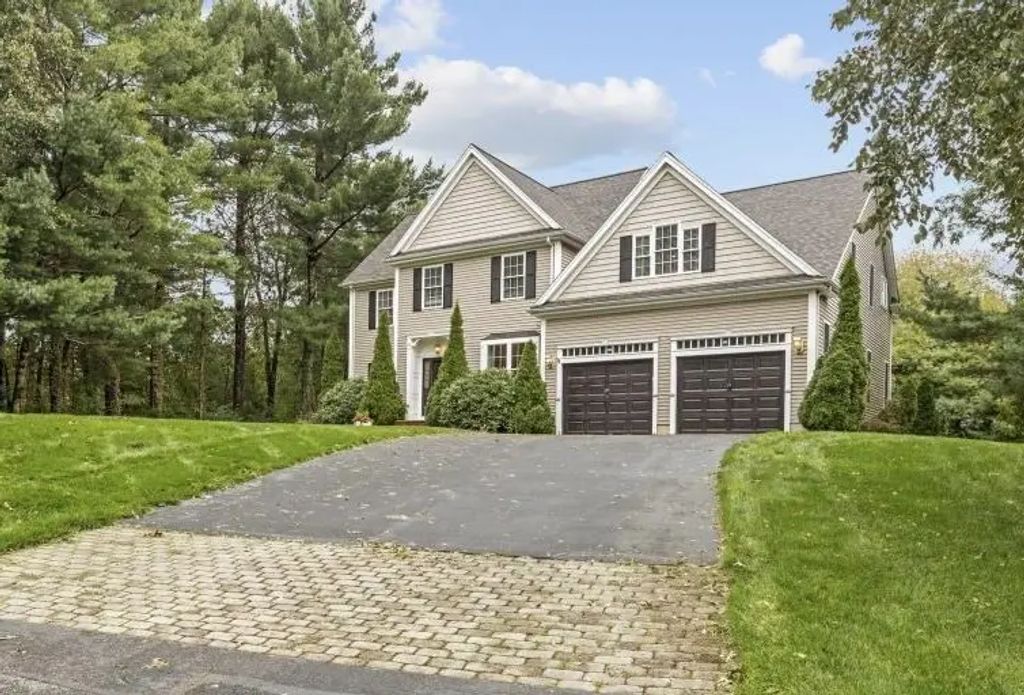 3 Trappers Path, Lakeville
