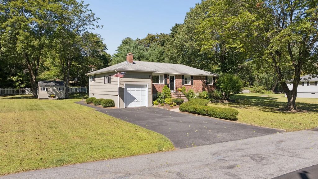 7 Janice Cir, Framingham
