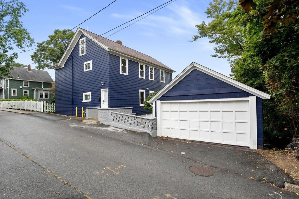 376 N Underwood St, Fall River