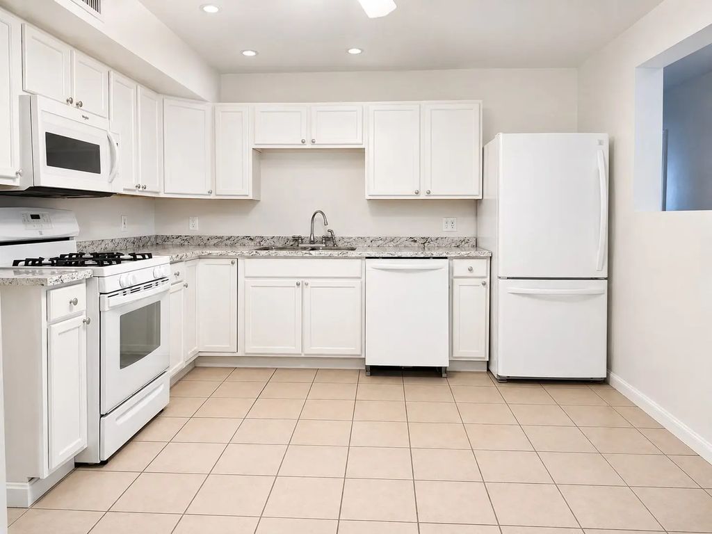 526 Third St #3, Fall River