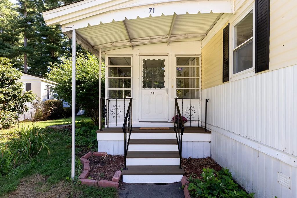 71 Maplewood Dr, Halifax