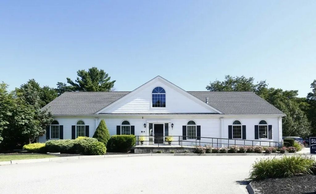 988 Plain St, Marshfield