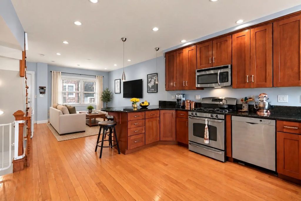 453 E 6th St, Boston