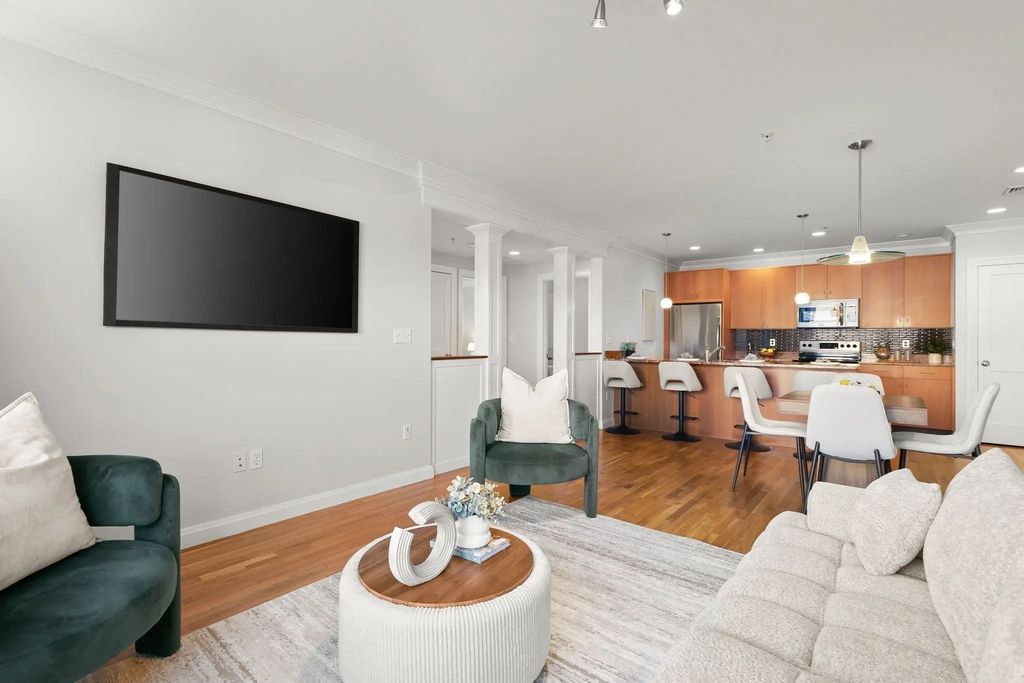 156 Green St #205, Boston