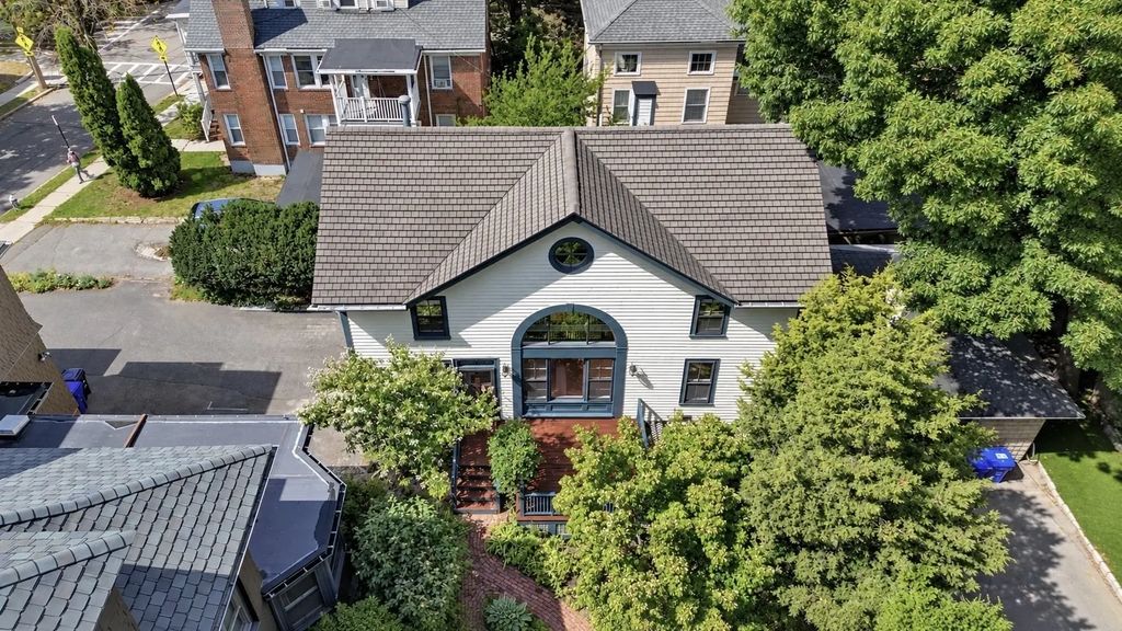71 Abbottsford, Brookline