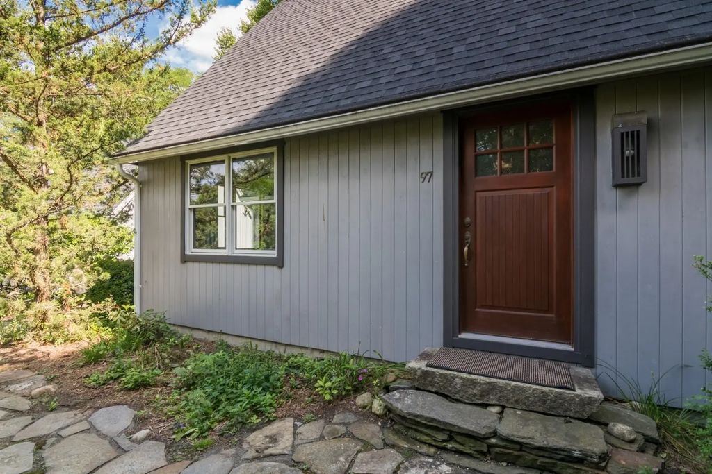97 Crossbrook Ave, Amherst