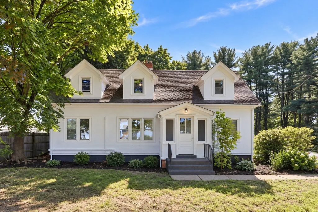 814 College Hwy, Southwick