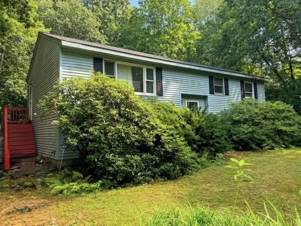 94 Long Hill Rd, Brookfield