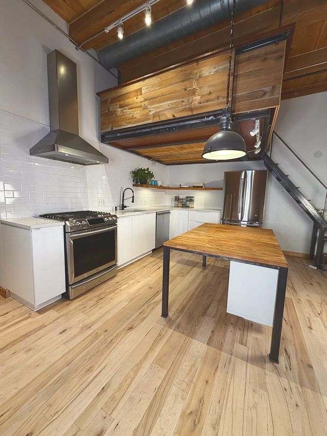 21 Wormwood St #218, Boston