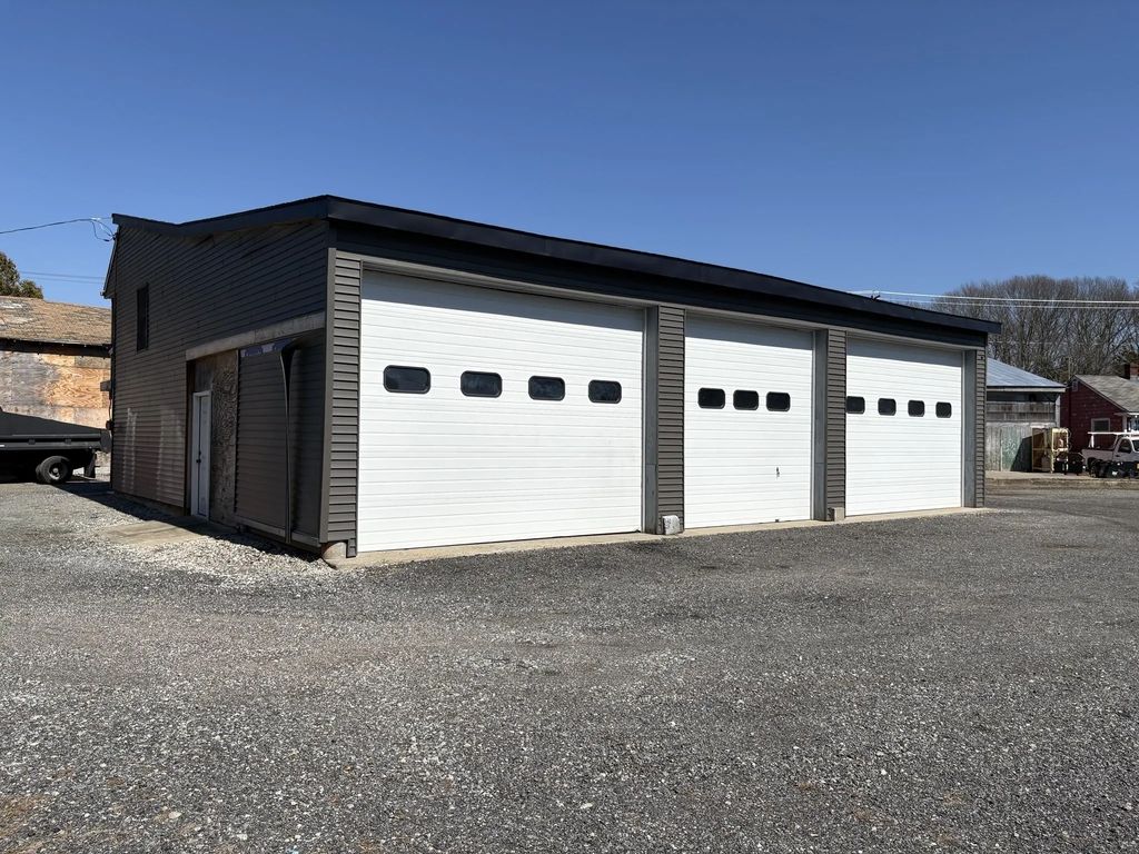 2452 Gar Highway, Swansea