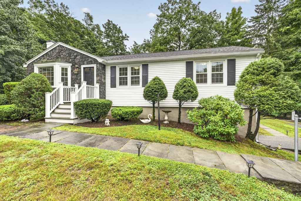 25 Gray Ter, Bedford