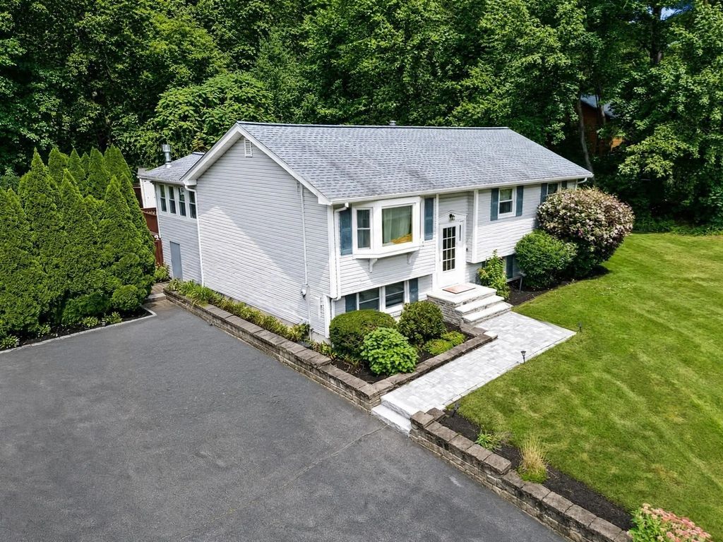 71 Martha Ave, Tewksbury