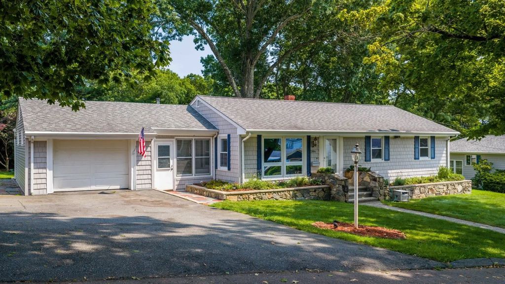 206 Lafayette St, Fall River