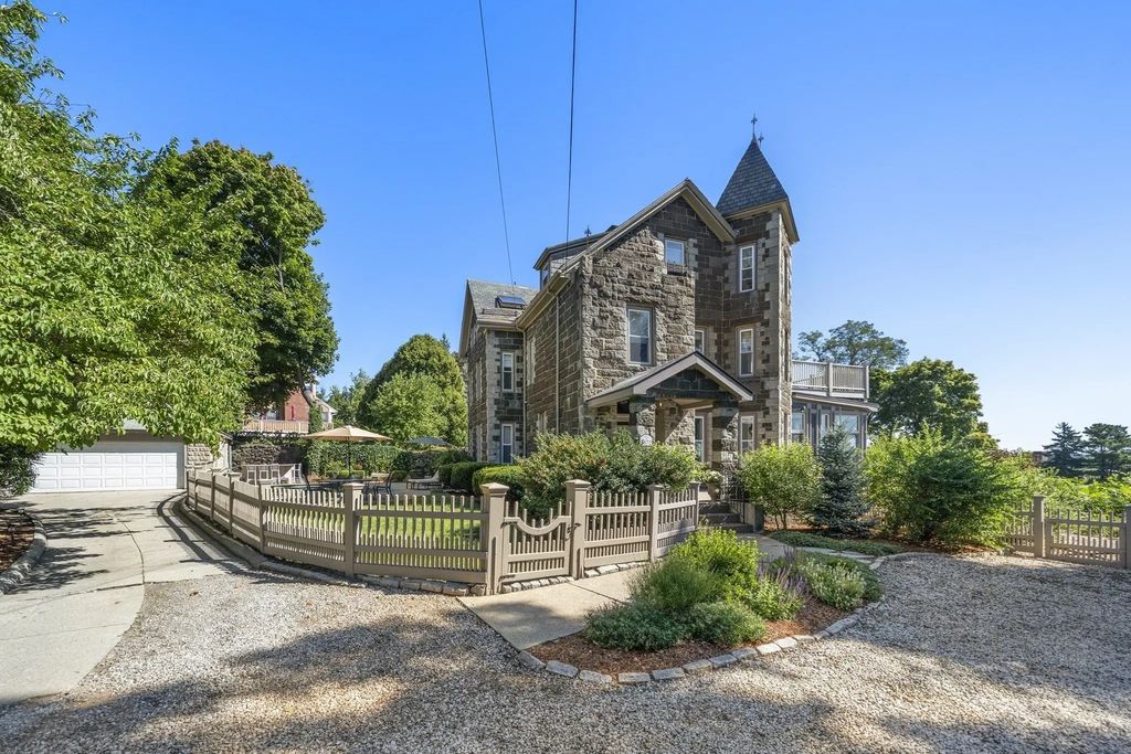 35 Grandview Ave #1, Medford