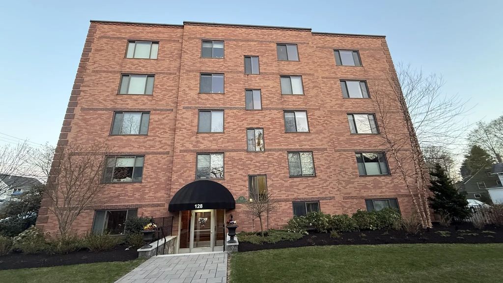128 Pleasant St #201, Arlington