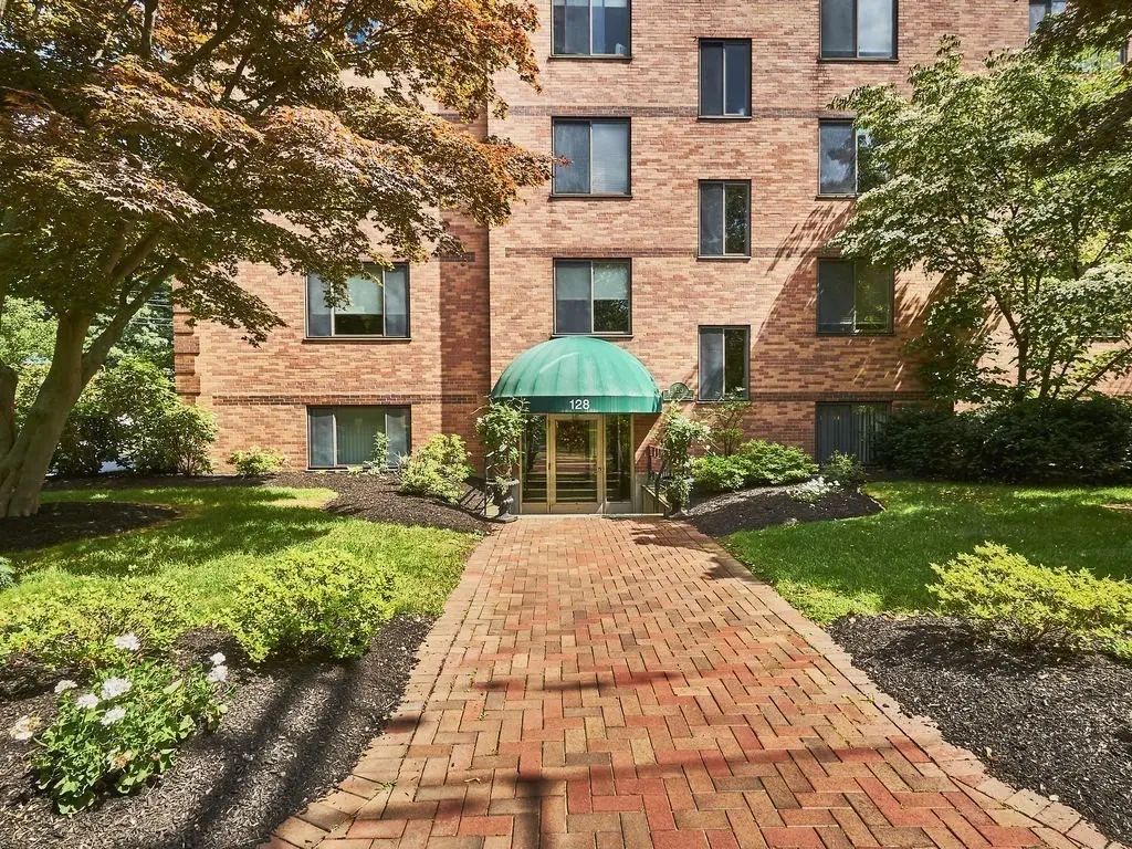 128 Pleasant St #201, Arlington