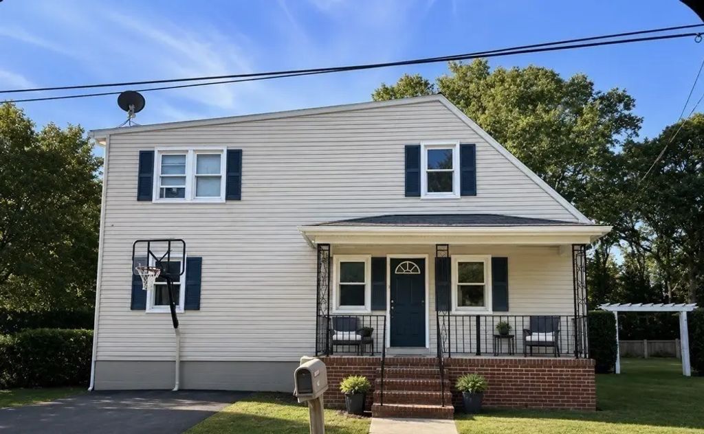 15 Hiram St, Acushnet