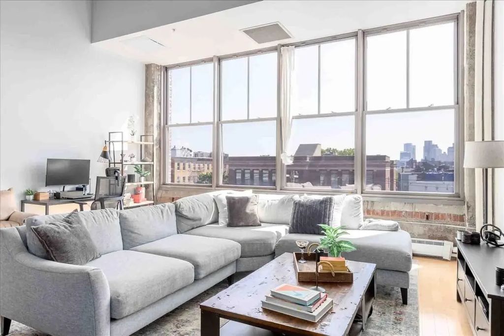 156 Porter St #320, Boston