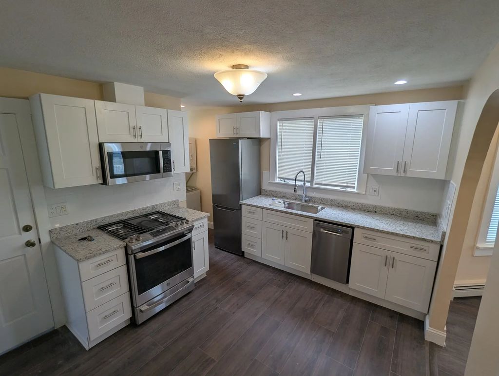 185 Riverside Ave #185, Medford