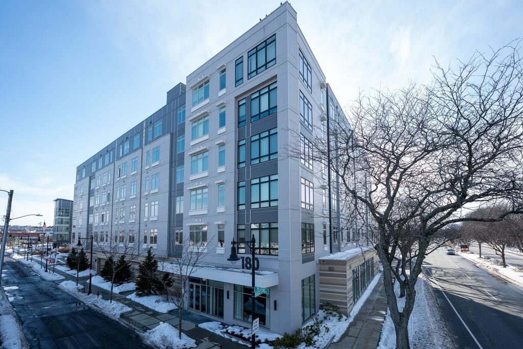 180 Telford St #605, Boston