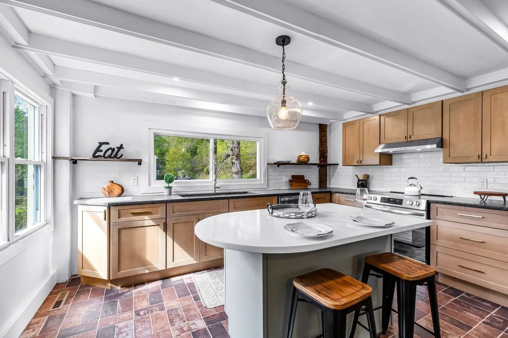434 College Hwy, Southwick
