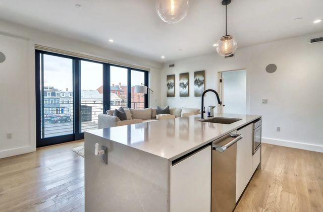472 West Broadway #204, Boston