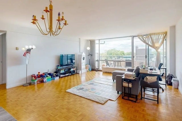 45 Longwood Ave #812, Brookline