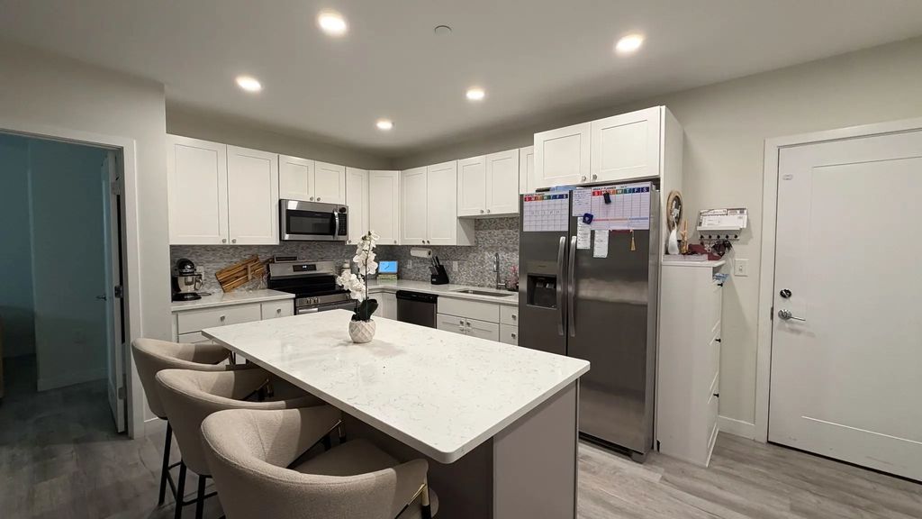 652 Merrimack St #203, Lowell