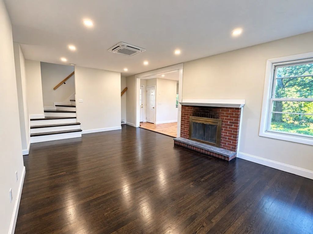 42 Birch Rd, Westford