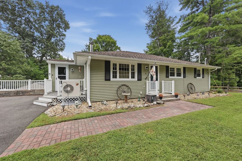 4 Olive Dr, Leominster