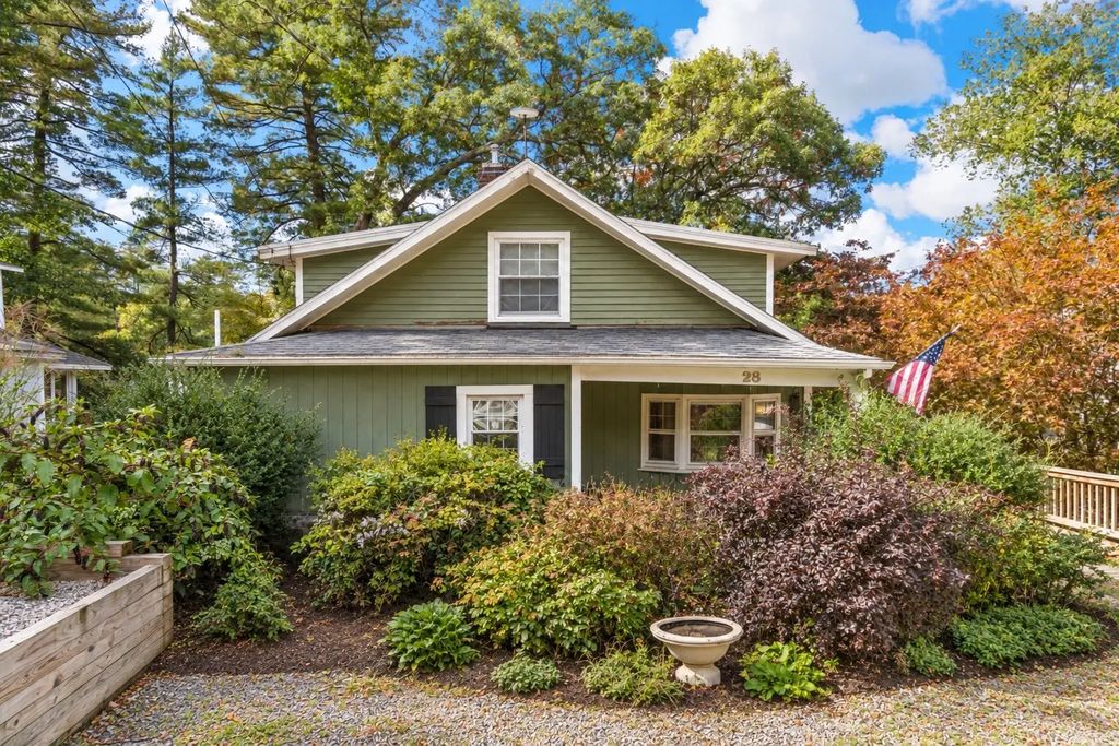 28 Davis Rd, Stow