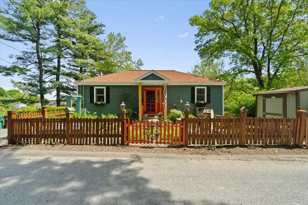 212 Grove St, Clinton