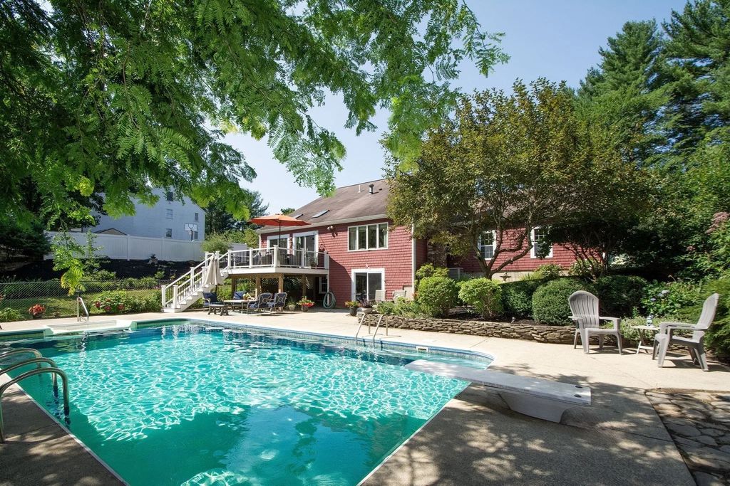 263 Edgewater Drive, Pembroke