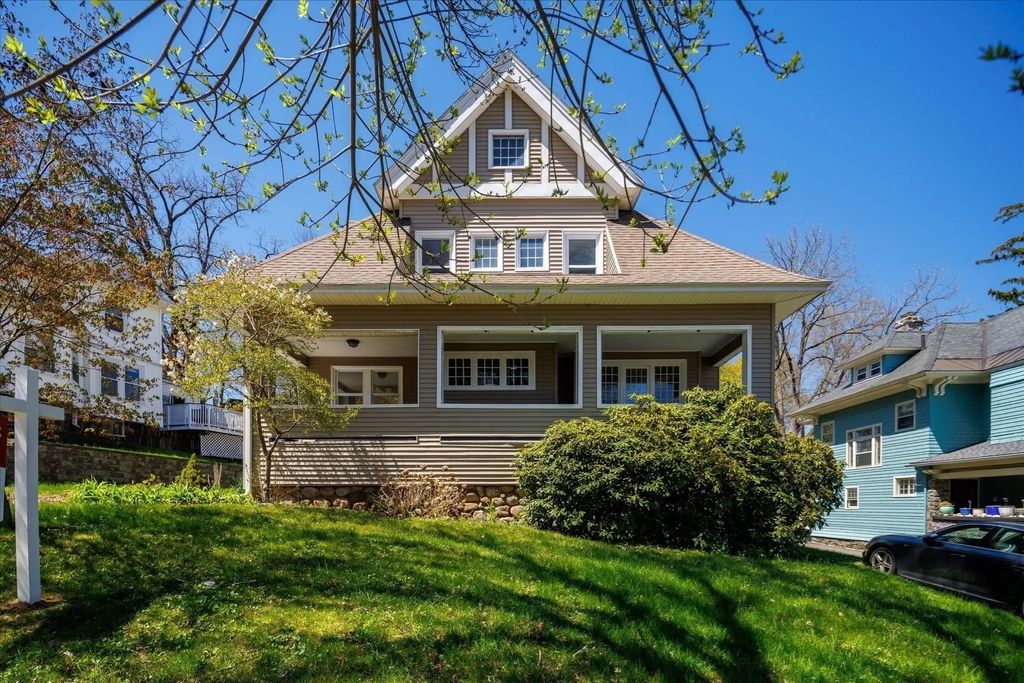 4 Chamberlain Pkwy, Worcester