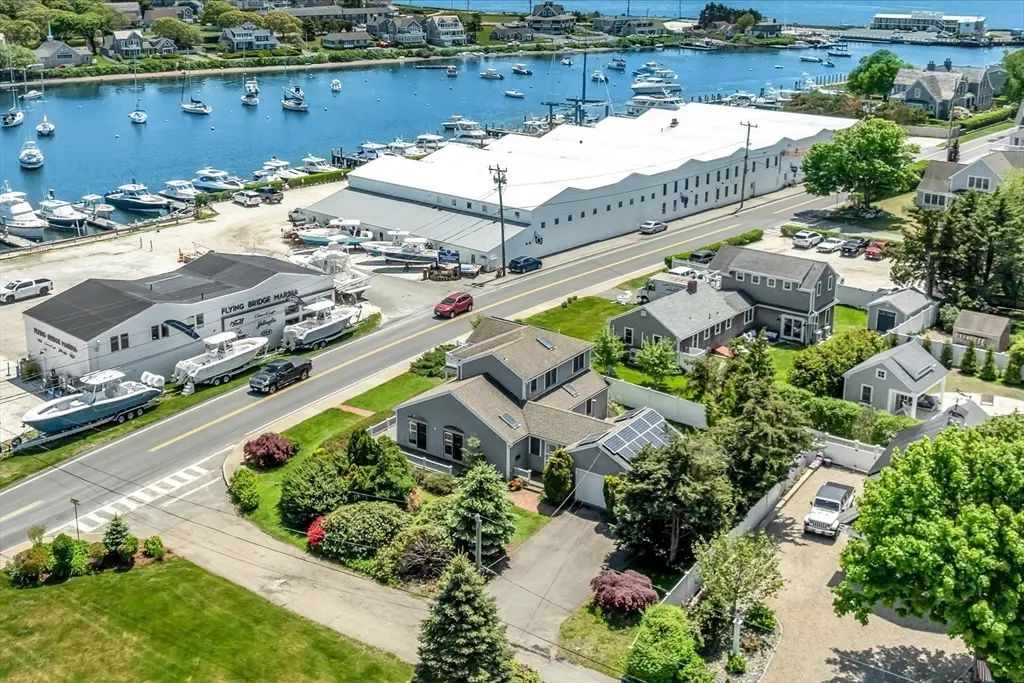 251 Scranton Ave, Falmouth