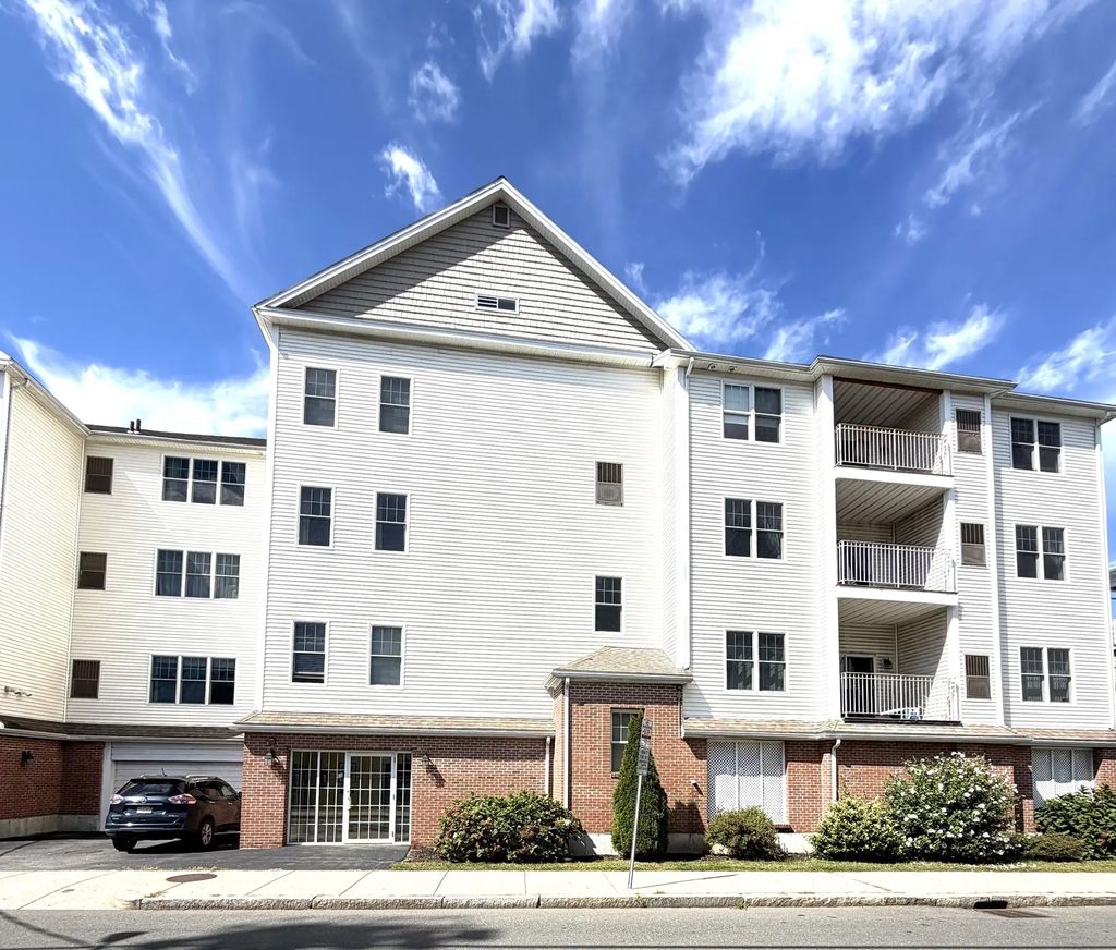 51 Pearl St #206, Malden