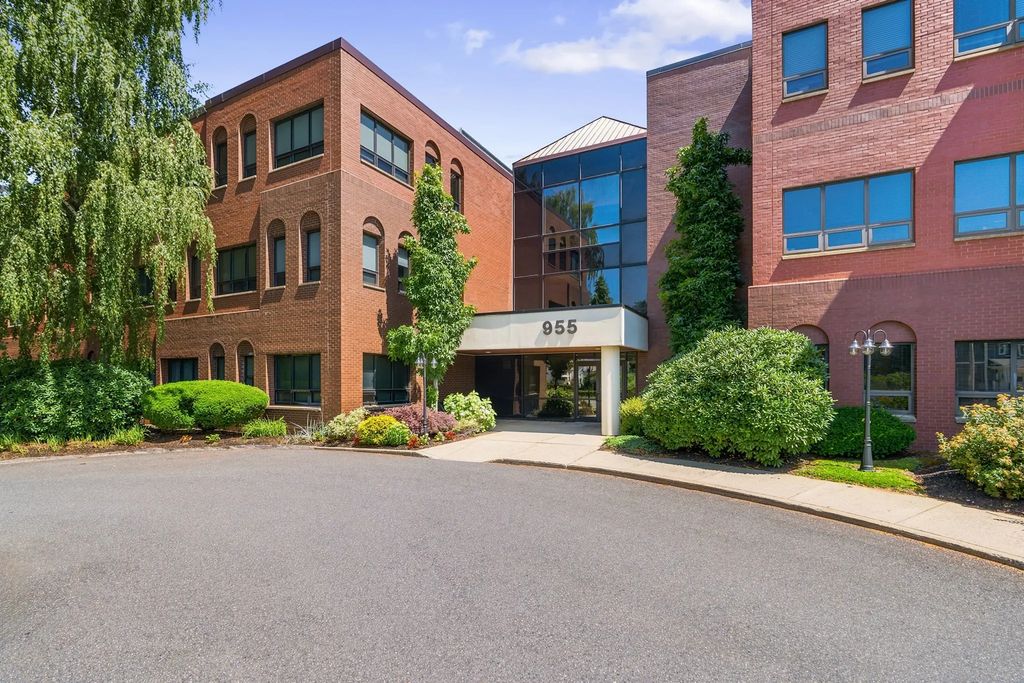 955 Main St. #209, Winchester