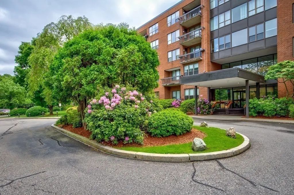 210 Nahanton St #422, Newton