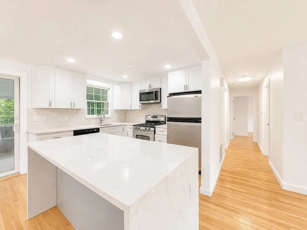 18 Linda St., Foxboro