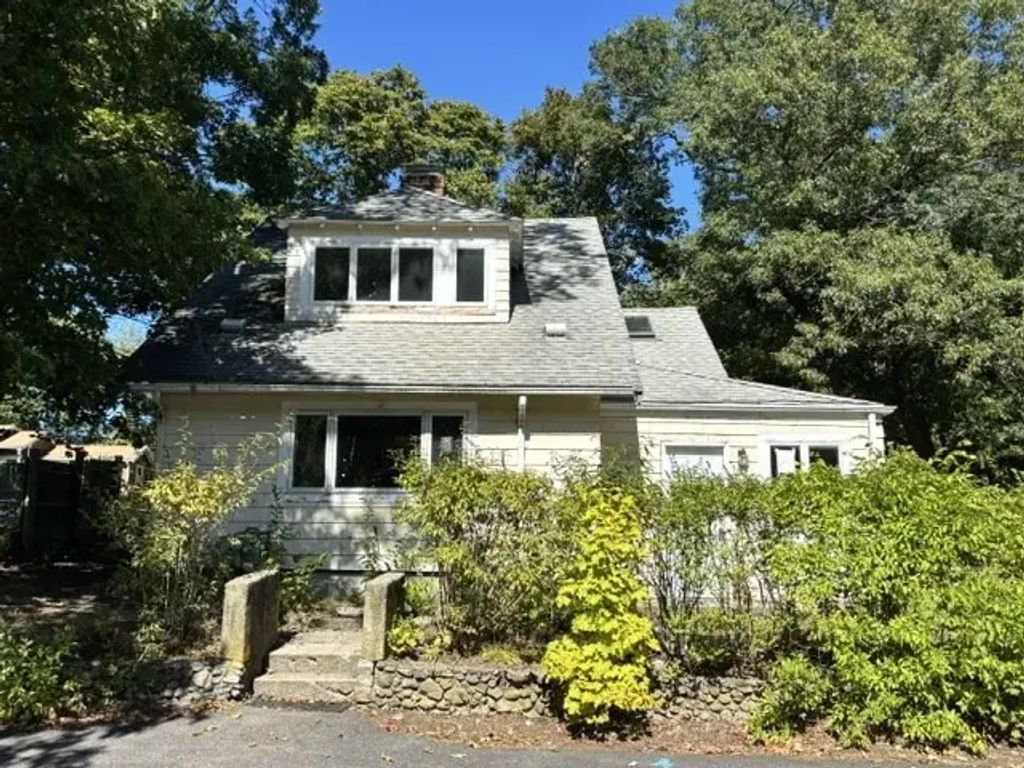 126 Lakehurst Ave, Weymouth