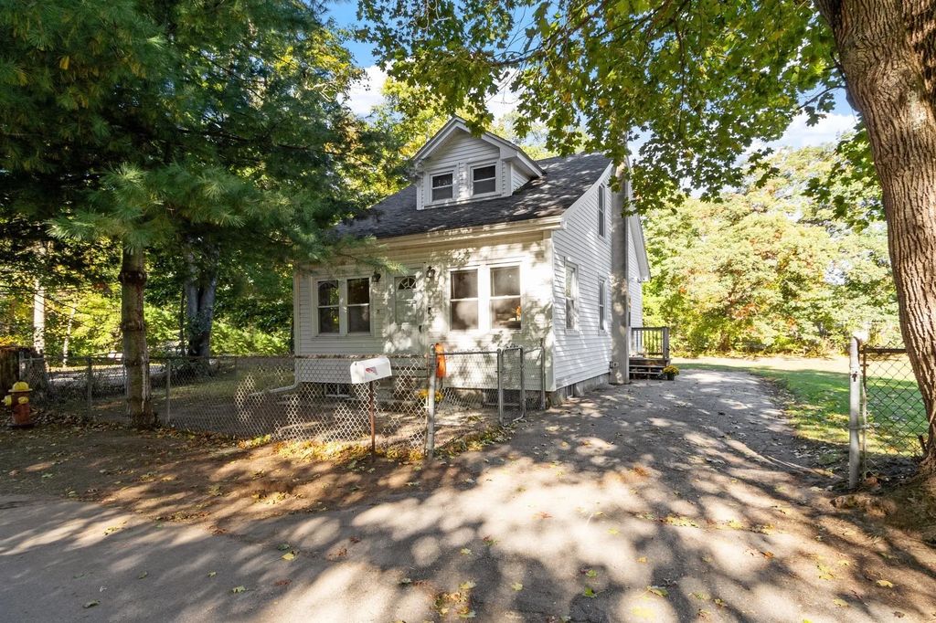 21 Roosevelt Rd, Tewksbury