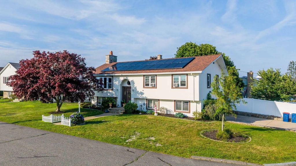 6 Lighthouse Ln, New Bedford