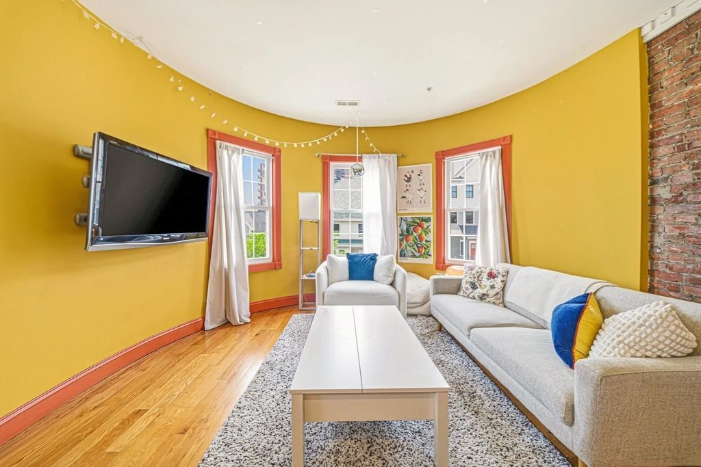 12-14 Everett St #202, Boston