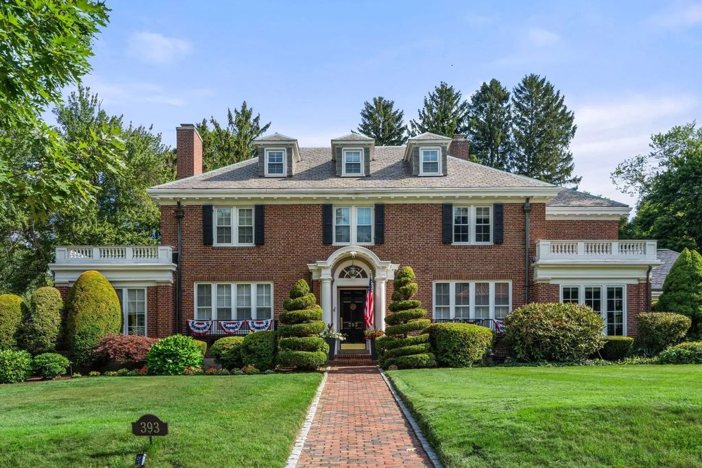 393 Commonwealth, Newton